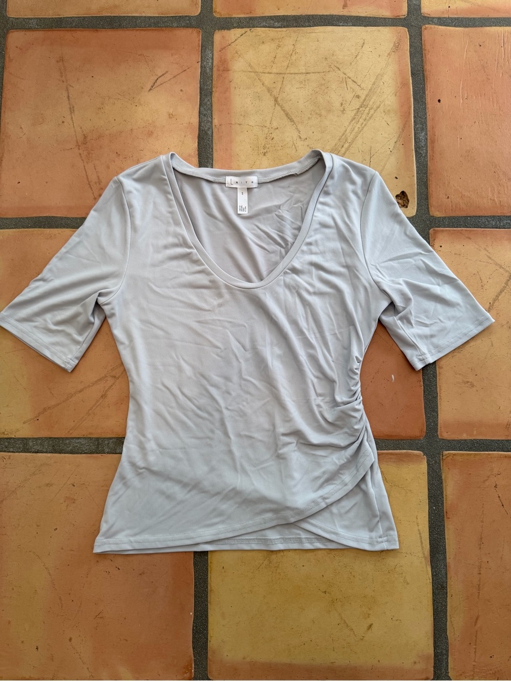 Leith Light Gray Scoop Neck Short Sleeve Tee with Side Ruching
